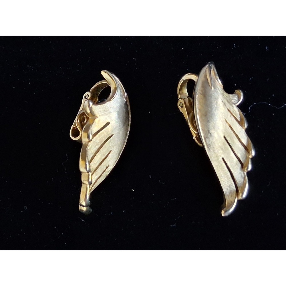 VINTAGE CROWN TRIFARI GOLD FEATHER EARRINGS CLIP SIGNED COSTUME JEWELRY RETRO
